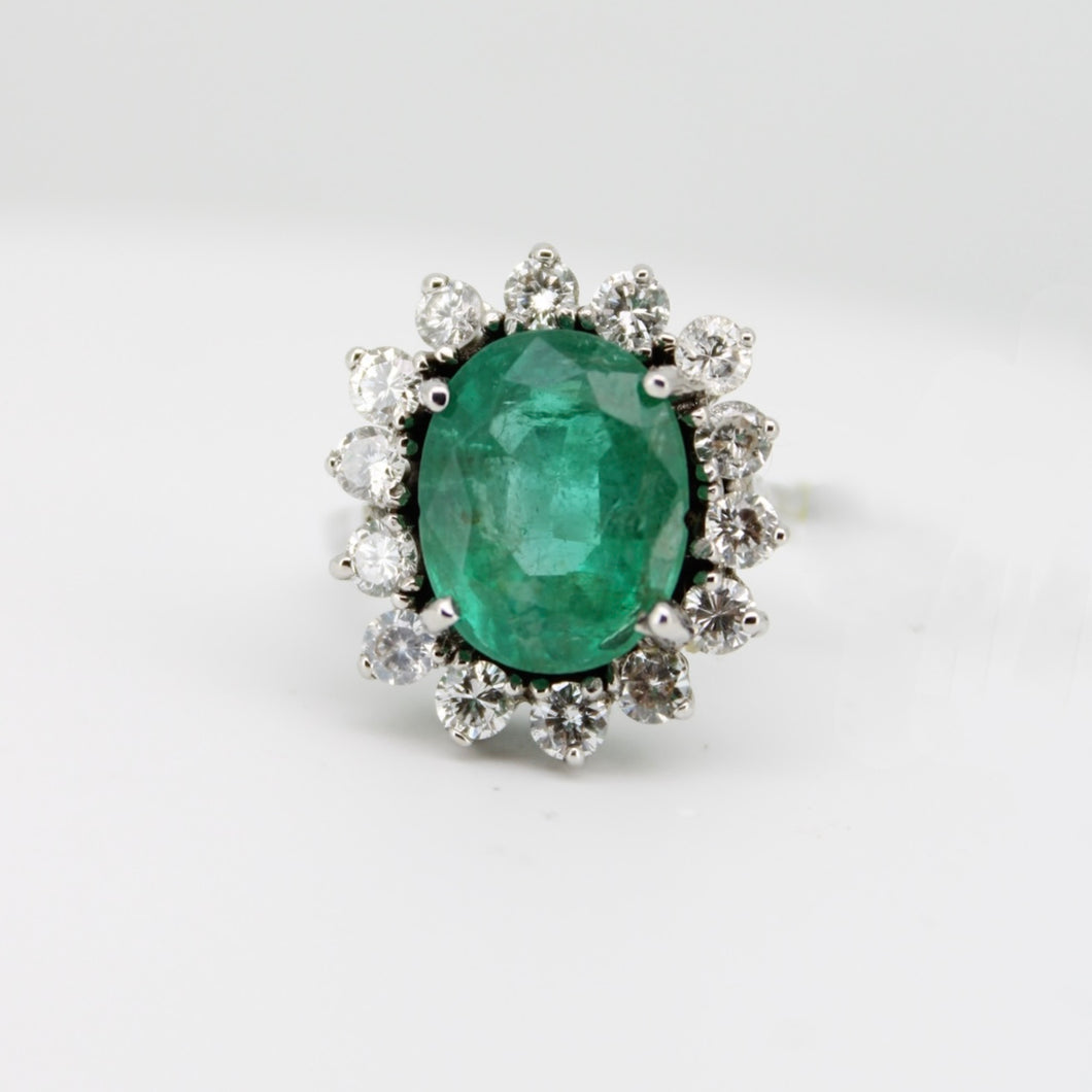 Anillo oro blanco 14k con Esmeralda y diamantes.