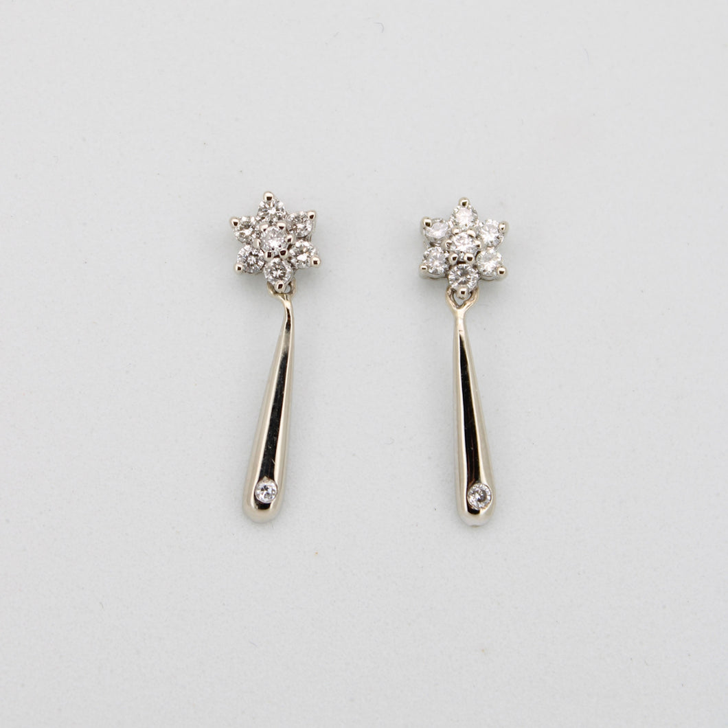 Aretes en oro blanco 14k con diamantes.