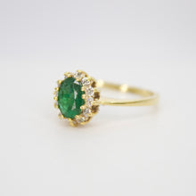 Cargar imagen en el visor de la galería, Anillo oro amarillo 14k con esmeralda y diamantes.