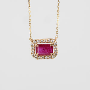 Gargantilla en oro amarillo 14k con rubí y diamantes.