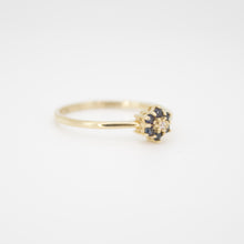 Cargar imagen en el visor de la galería, Anillo en oro amarillo 14k con zafiro y zirconia.