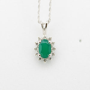 Juego en oro blanco 14k con esmeraldas y diamantes.
