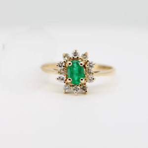 Anillo oro amarillo 14k con Esmeralda y diamantes.