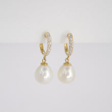 Cargar imagen en el visor de la galería, Aretes en oro amarillo 14k con diamantes y perla.