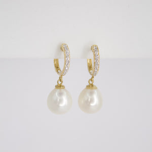 Aretes en oro amarillo 14k con diamantes y perla.