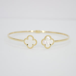 Pulsera rígida trébol en oro amarillo 14k con perla.