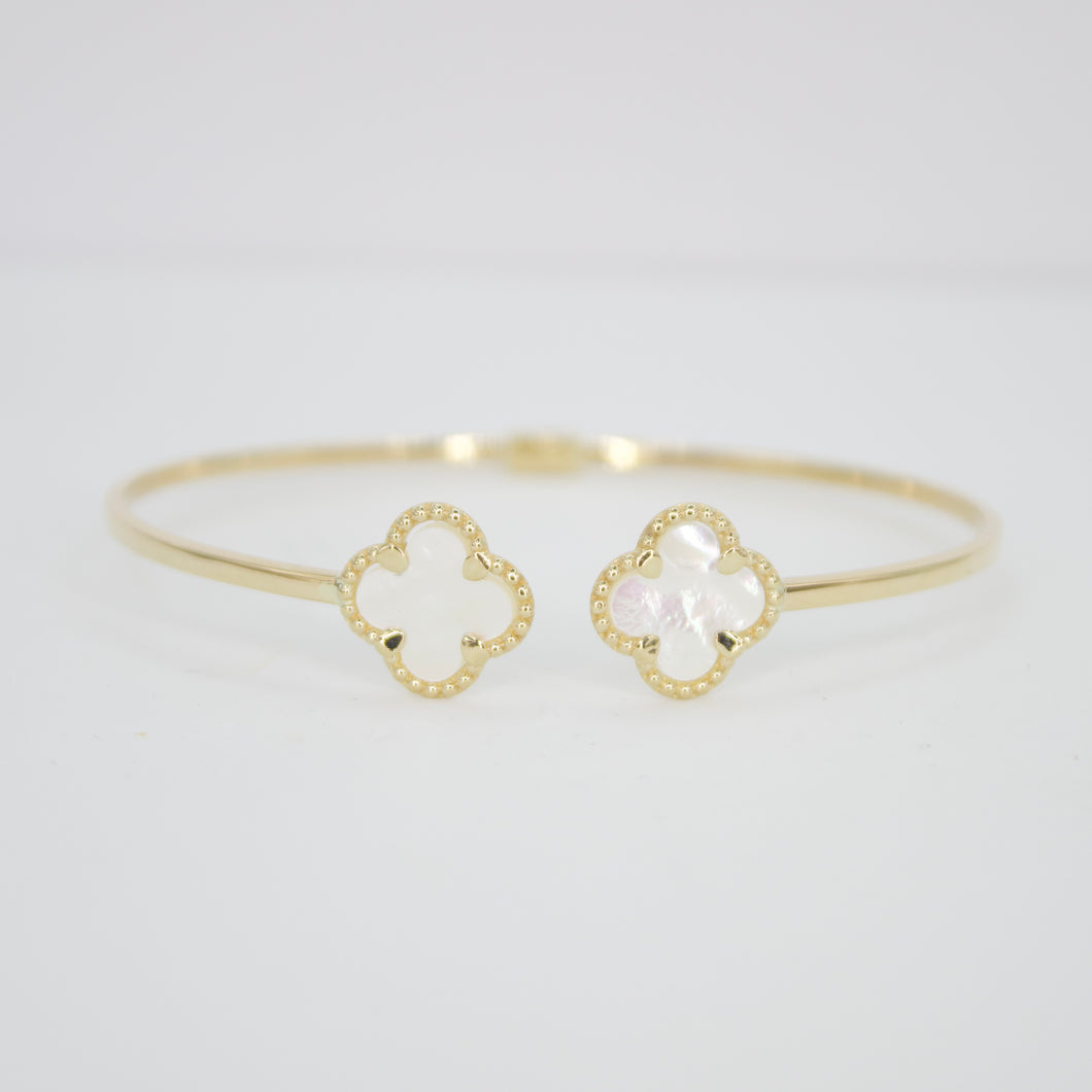 Pulsera rígida trébol en oro amarillo 14k con perla.
