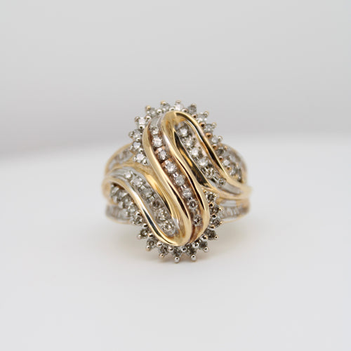 Anillo en oro amarillo 14k con diamantes.