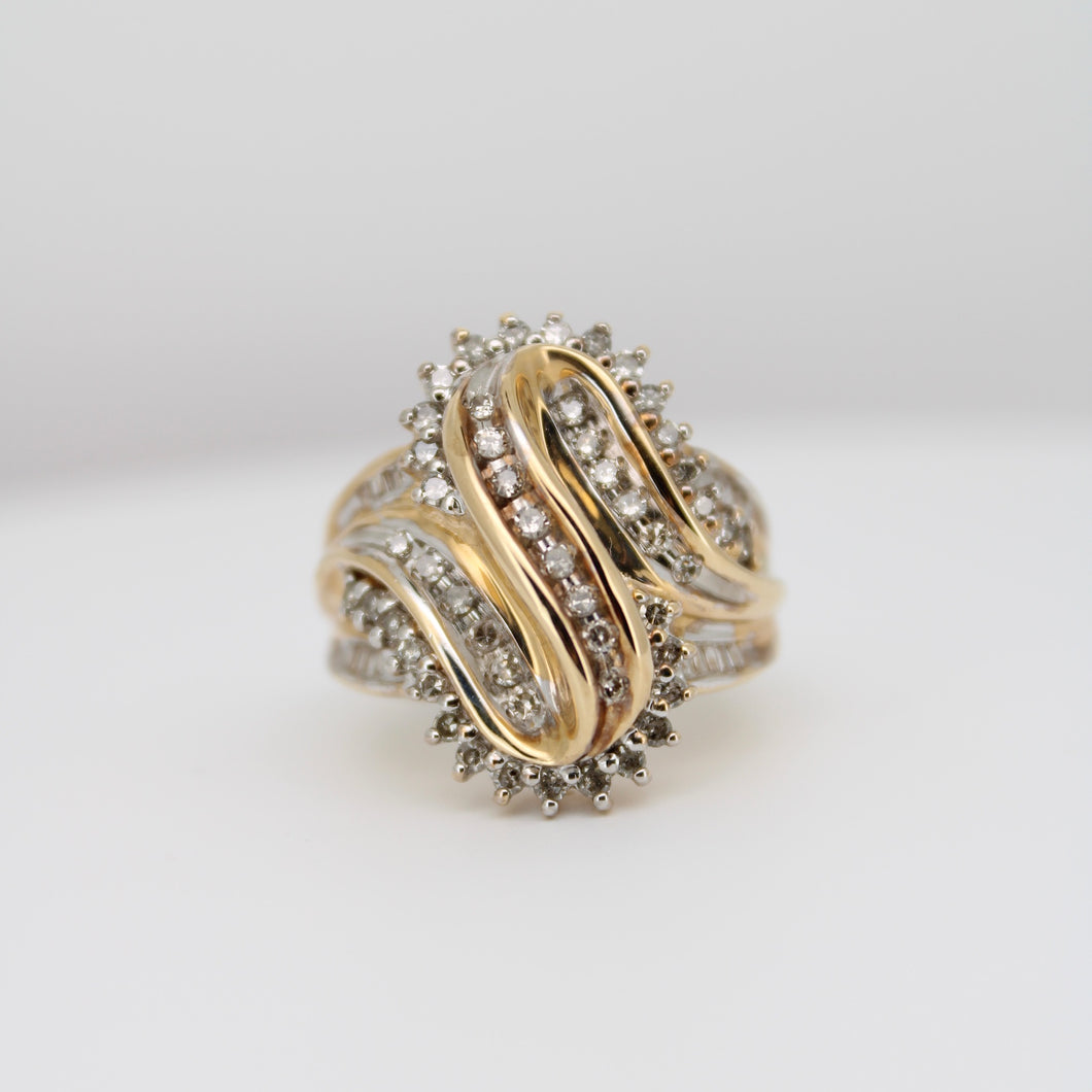 Anillo en oro amarillo 14k con diamantes.