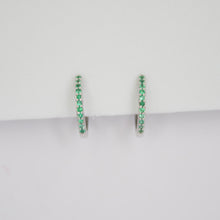 Cargar imagen en el visor de la galería, Arracadas en oro blanco 14k con esmeralda.