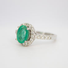 Cargar imagen en el visor de la galería, Anillo en oro blanco 14k con esmeralda y diamante.