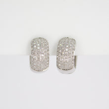 Cargar imagen en el visor de la galería, Huggies en oro blanco 14k con diamantes.