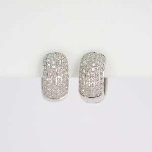 Huggies en oro blanco 14k con diamantes.