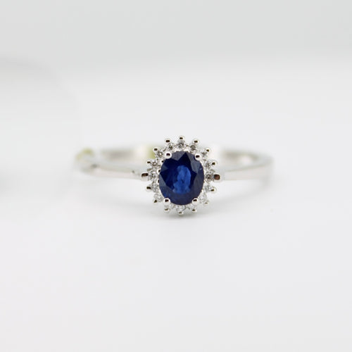 Anillo en oro blanco 18k con zafiro y diamantes.