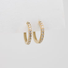 Cargar imagen en el visor de la galería, Aretes en oro amarillo 14k con diamantes.