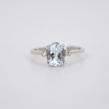 Cargar imagen en el visor de la galería, Anillo en oro blanco 14k con aguamarina y diamantes.