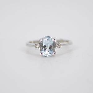 Anillo en oro blanco 14k con aguamarina y diamantes.