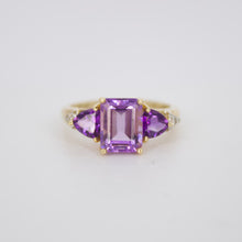 Cargar imagen en el visor de la galería, Anillo en oro amarillo 10k con amatista y diamantes.