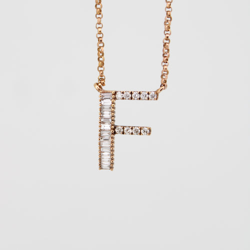 Gargantilla inicial F oro rosa 18k con diamantes.