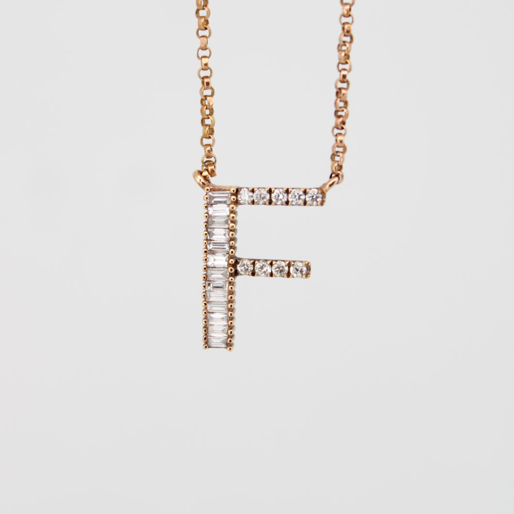 Gargantilla inicial F oro rosa 18k con diamantes.