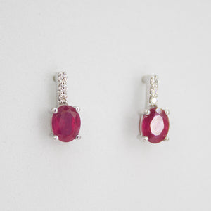 Aretes en oro blanco 14k con rubíes y diamantes.