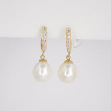 Cargar imagen en el visor de la galería, Aretes en oro amarillo 14k con diamantes y perla.