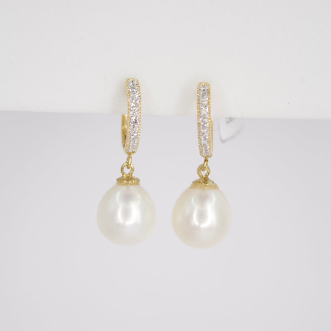 Aretes en oro amarillo 14k con diamantes y perla.