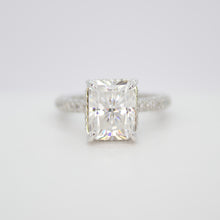 Cargar imagen en el visor de la galería, Anillo en oro blanco 14k con moissanitas.