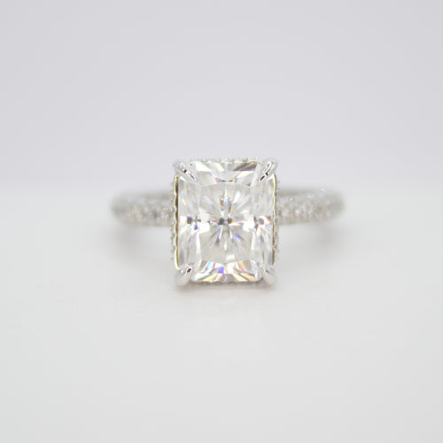 Anillo en oro blanco 14k con moissanitas.