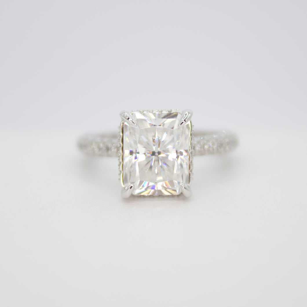Anillo en oro blanco 14k con moissanitas.