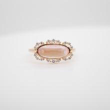 Cargar imagen en el visor de la galería, Anillo fabricado en oro rosa de 14k, con cuarzo rosa y diamantes.