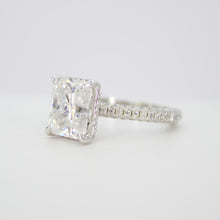 Cargar imagen en el visor de la galería, Anillo en oro blanco 14k con moissanitas.