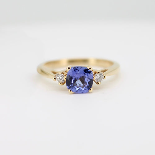 Anillo en oro amarillo 14k con Tanzanita y diamantes.