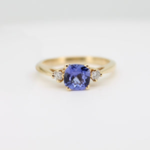 Anillo en oro amarillo 14k con Tanzanita y diamantes.
