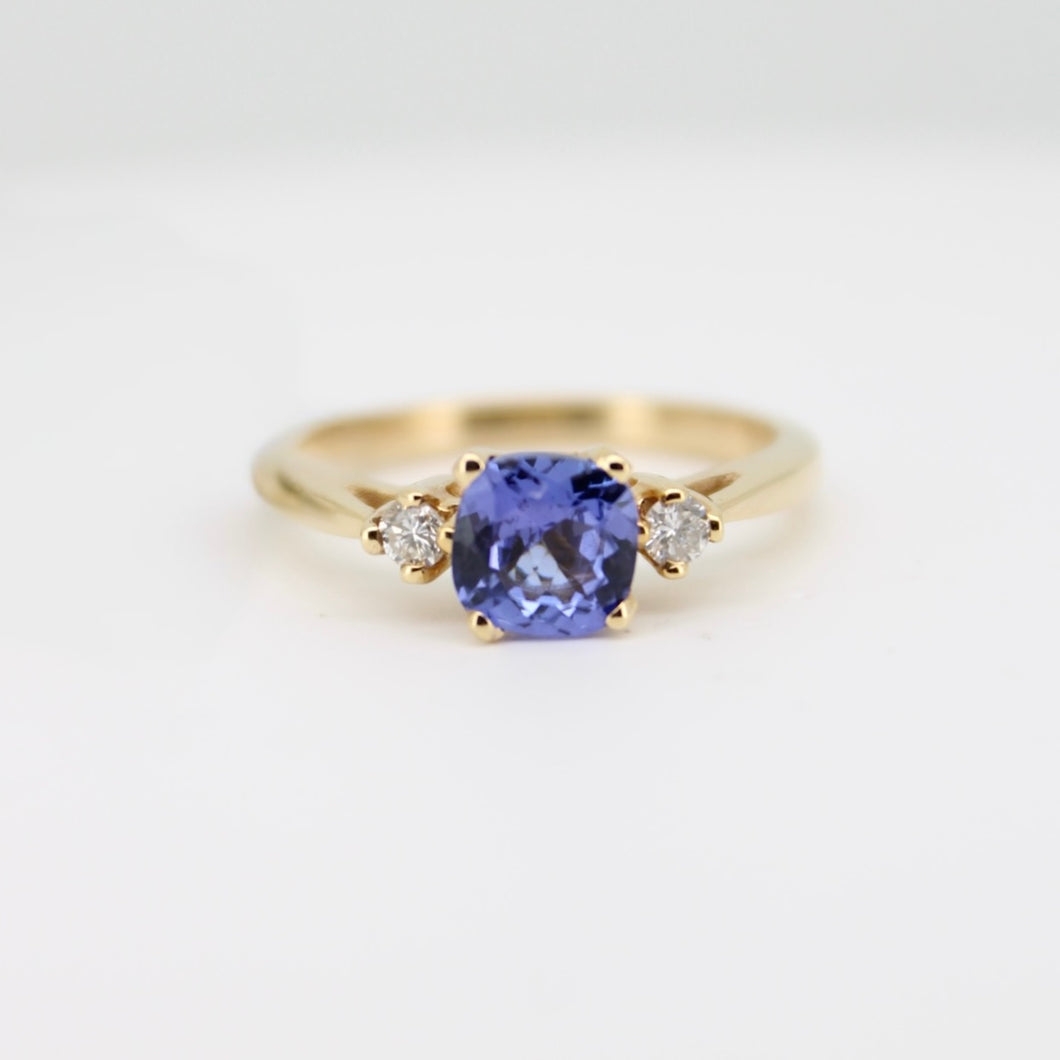 Anillo en oro amarillo 14k con Tanzanita y diamantes.