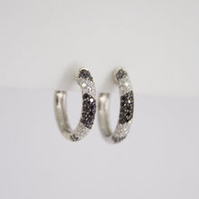 Cargar imagen en el visor de la galería, Atracadas en oro blanco 14k con diamantes.
