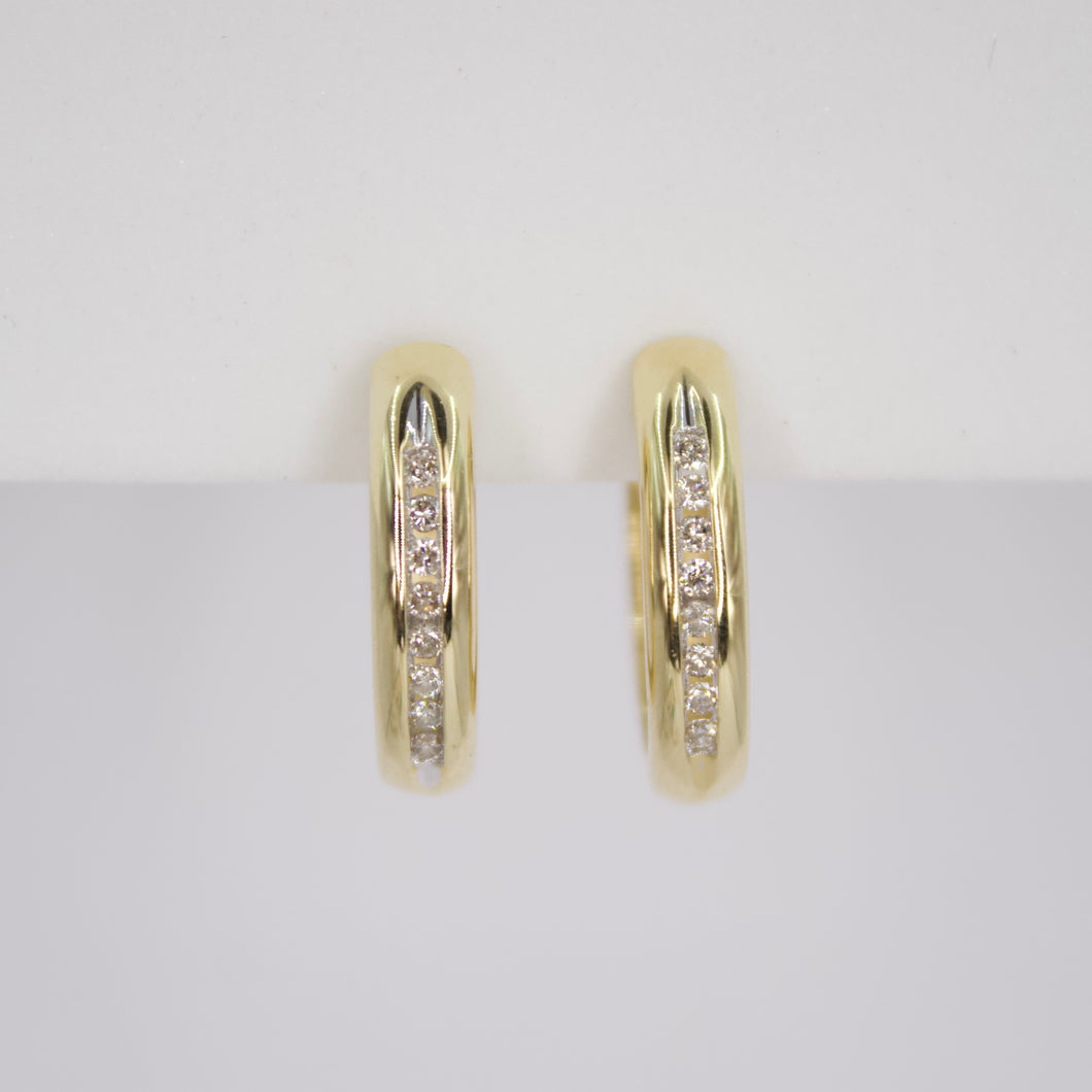 Arracadas en oro amarillo 14k con diamantes.