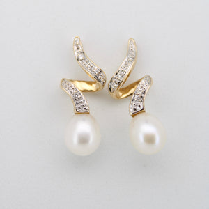 Juego en oro amarillo 14k con peras y diamantes.