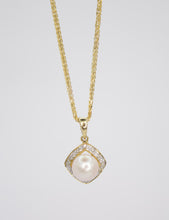 Cargar imagen en el visor de la galería, Dije con Perla y Diamantes.