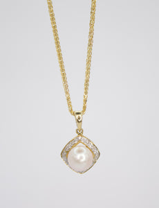 Dije con Perla y Diamantes.