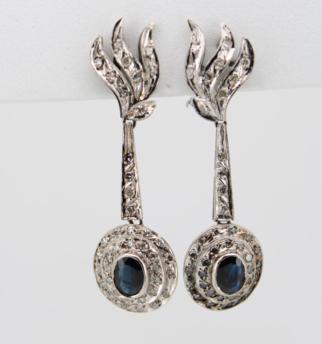 Aretes en paladio con zafiros y diamantes.