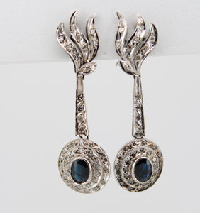 Aretes en paladio con zafiros y diamantes.