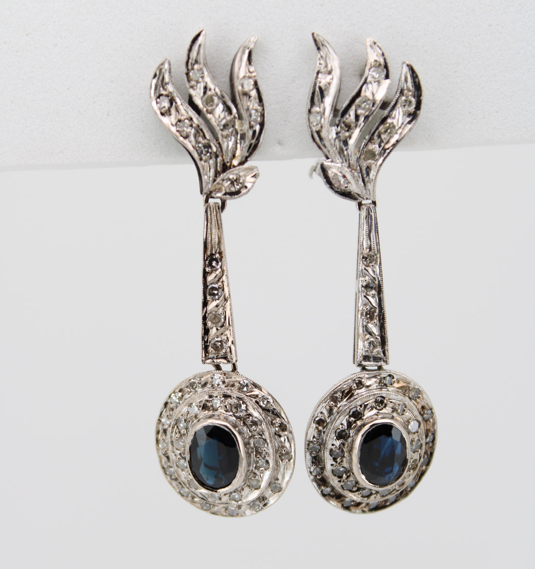Aretes en paladio con zafiros y diamantes.