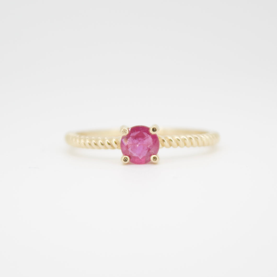 Anillo en oro amarillo 14k con rubí.