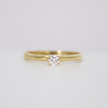 Cargar imagen en el visor de la galería, Anillo en oro amarillo 14k con diamante.