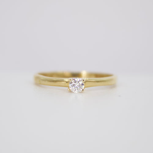 Anillo en oro amarillo 14k con diamante.
