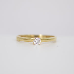 Anillo en oro amarillo 14k con diamante.
