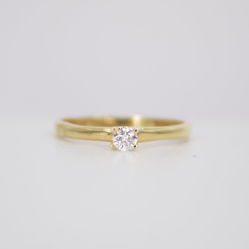 Anillo en oro amarillo 14k con diamante.