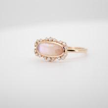 Cargar imagen en el visor de la galería, Anillo fabricado en oro rosa de 14k, con cuarzo rosa y diamantes.