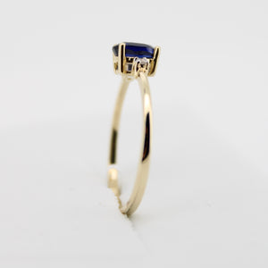 Anillo oro amarillo 14k con zafiro y diamantes.